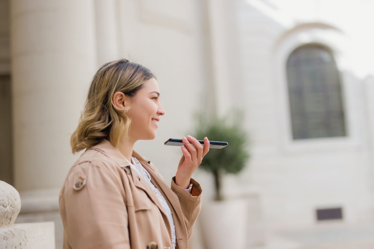 Promovendin spricht Text ein